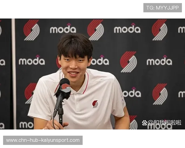 杨瀚森自信瞬间!半场神奇三分后为自己竖起大拇指,完美诠释篮球精神 杨瀚森自信瞬间!半场神奇三分后为自己竖起大拇指,完美诠释篮球精神